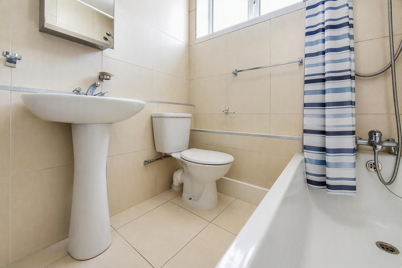Flat Rodenhurst Road in Greater London