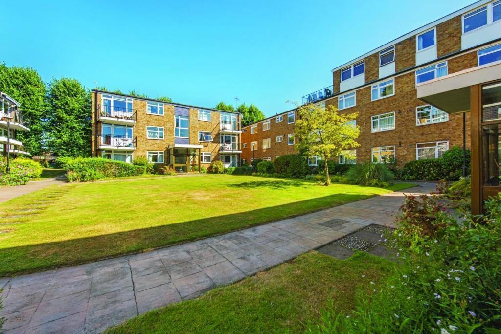 Flat Rodenhurst Road in Greater London