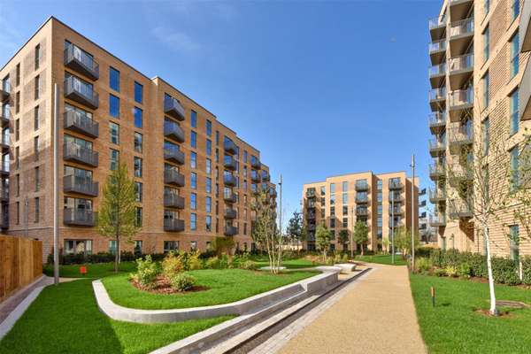 Flat Ploughlees Lane in Slough