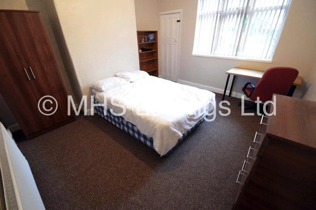 Room Cardigan Lane in Leeds