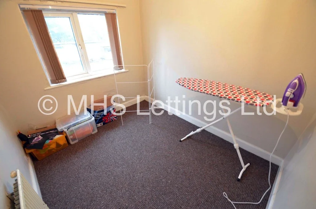 Room Cardigan Lane in Leeds