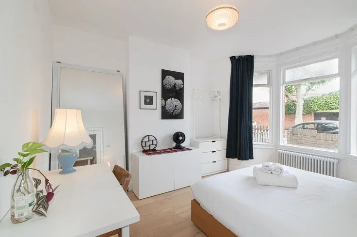 Flat Claude Road in Greater London