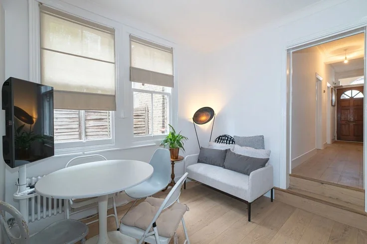 Flat Claude Road in Greater London