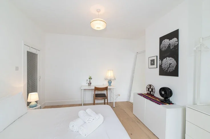 Flat Claude Road in Greater London