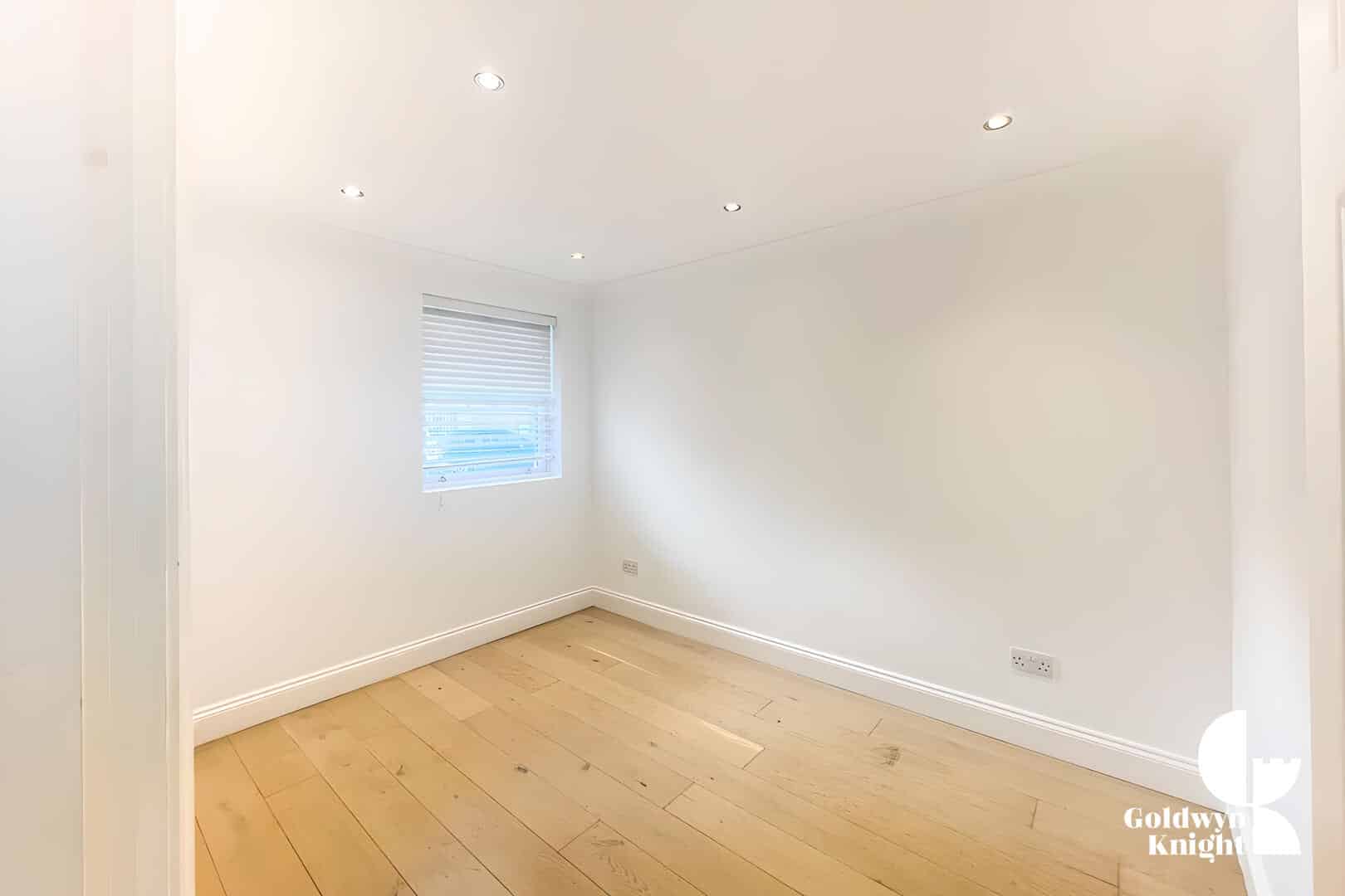 Flat Bowness Road in Greater London