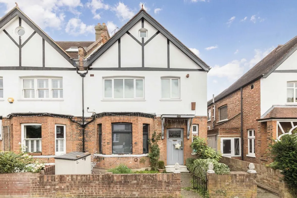 Flat Shakespeare Road in Greater London