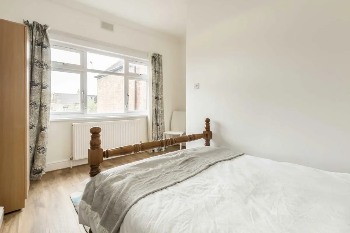 Flat Shakespeare Road in Greater London