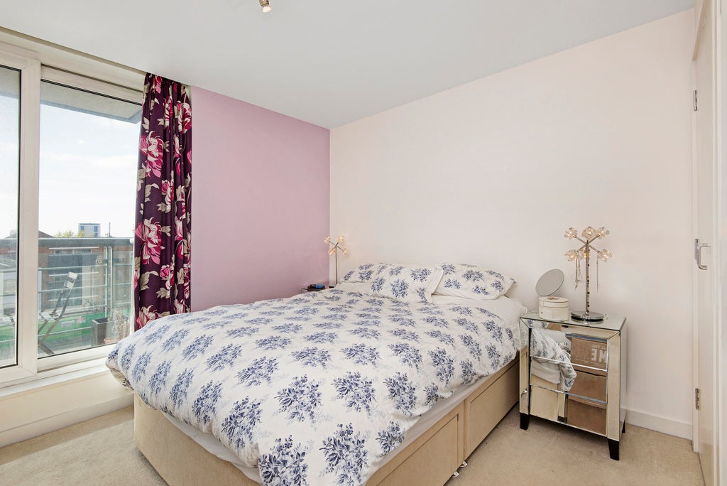 Flat East Hill in Greater London