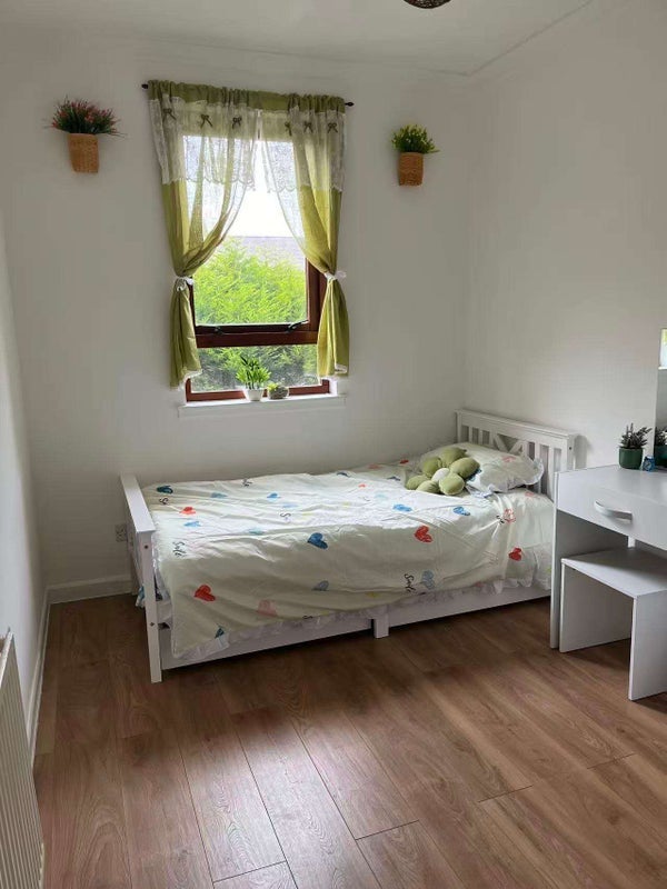 Room Royston Mains Avenue in City of Edinburgh