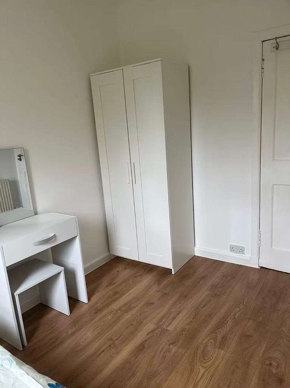 Room Royston Mains Avenue in City of Edinburgh