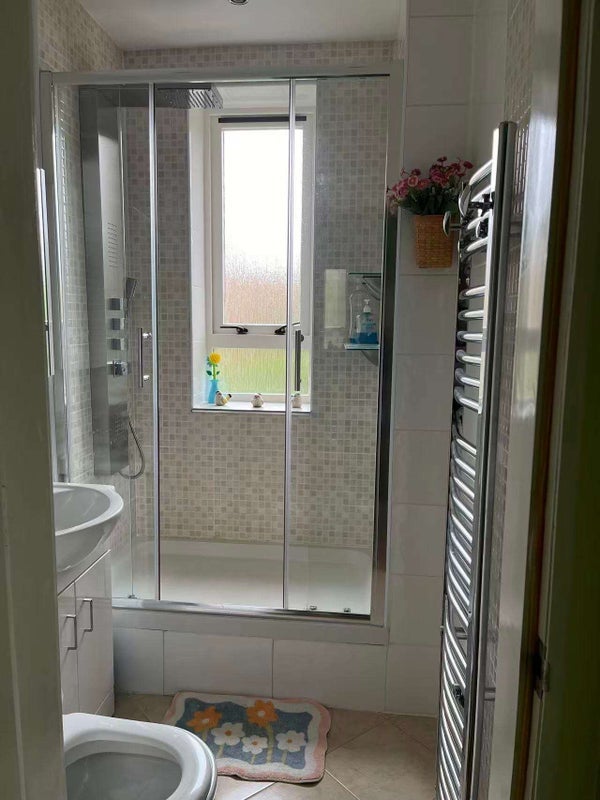 Room Royston Mains Avenue in City of Edinburgh