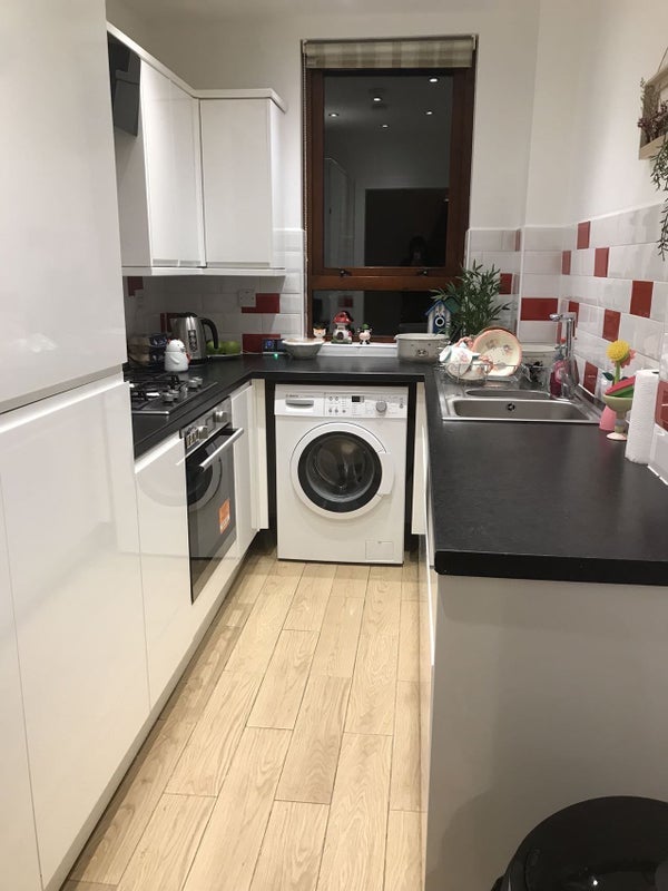 Room Royston Mains Avenue in City of Edinburgh