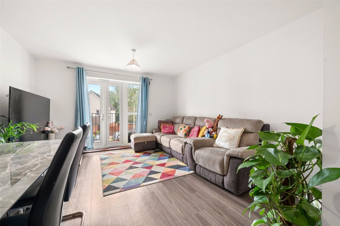 Flat Outfield Crescent in Wokingham