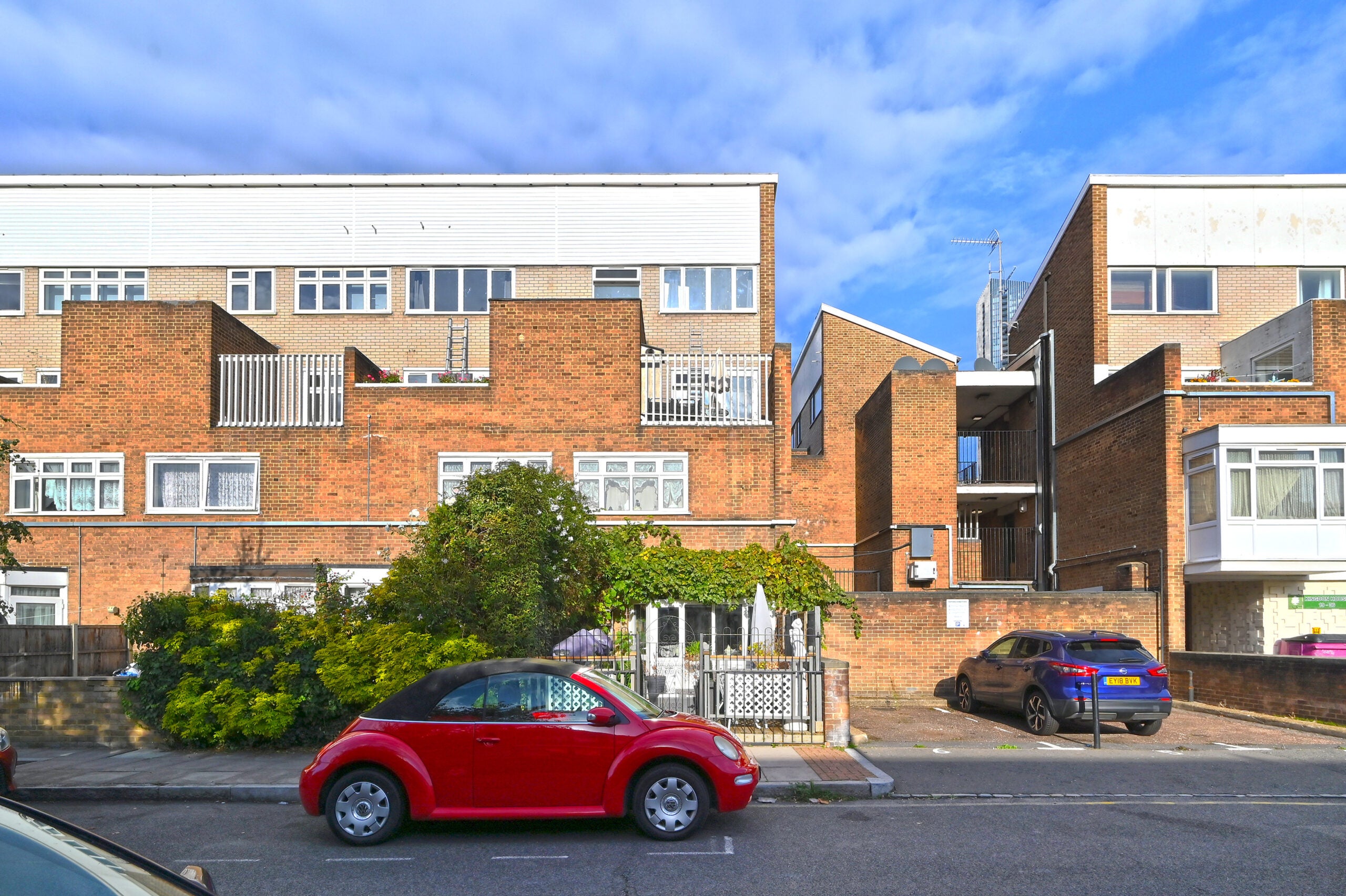 Flat Galbraith Street in Greater London