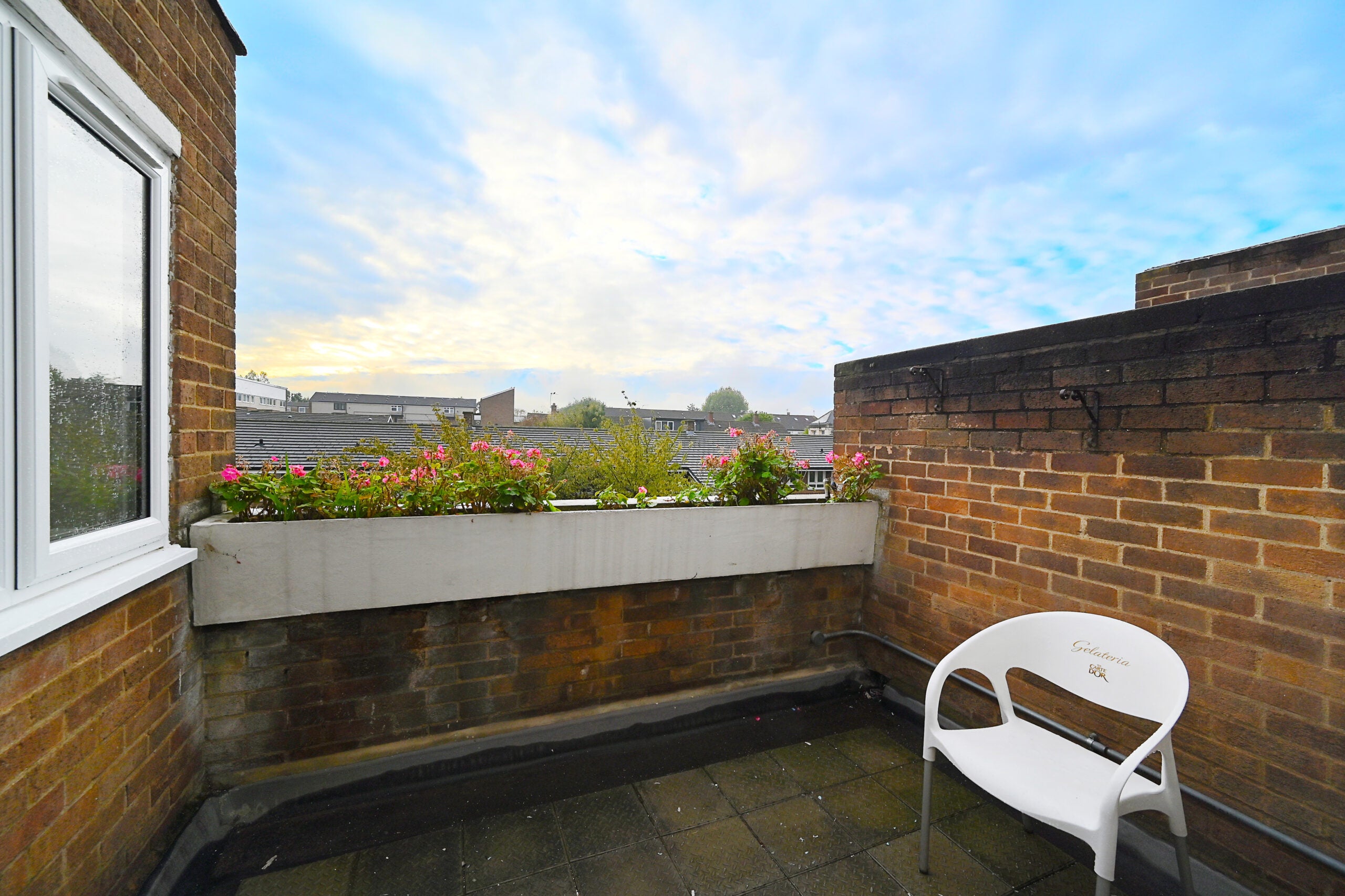 Flat Galbraith Street in Greater London