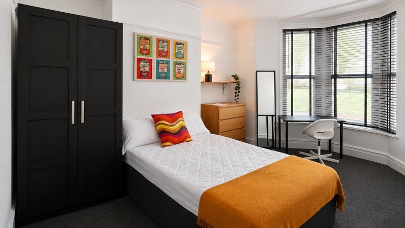 Room Gloucester Road in Bristol
