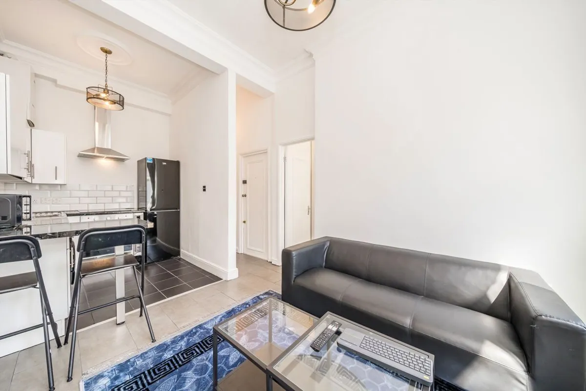 Flat Greyhound Road in Greater London