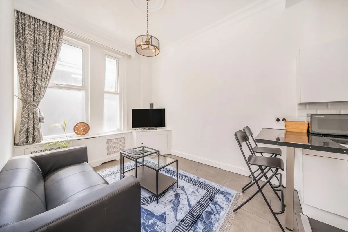 Flat Greyhound Road in Greater London