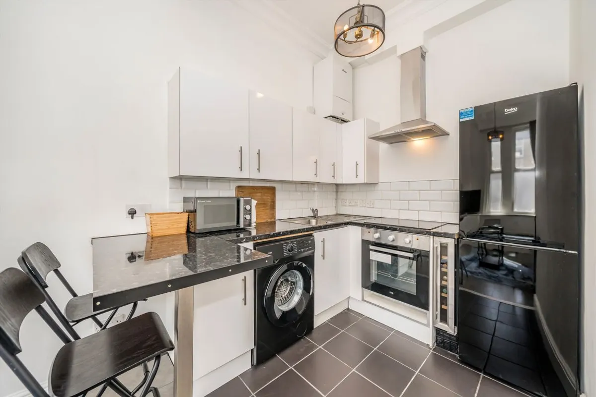 Flat Greyhound Road in Greater London