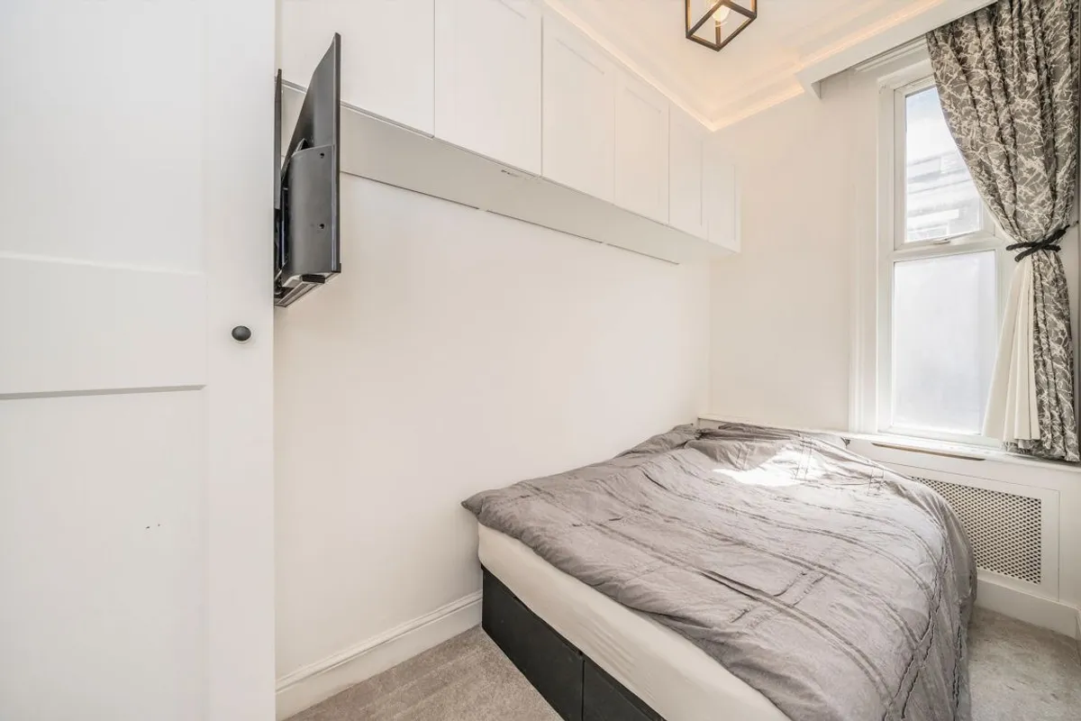 Flat Greyhound Road in Greater London