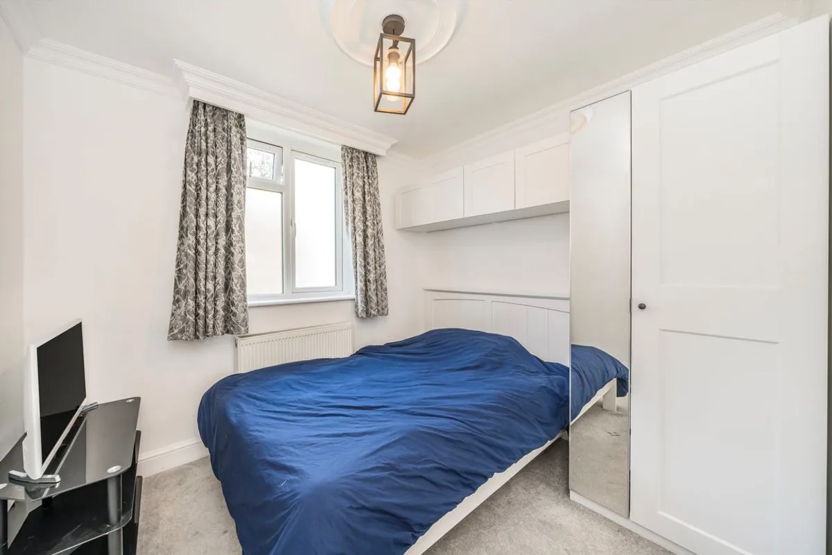 Flat Greyhound Road in Greater London