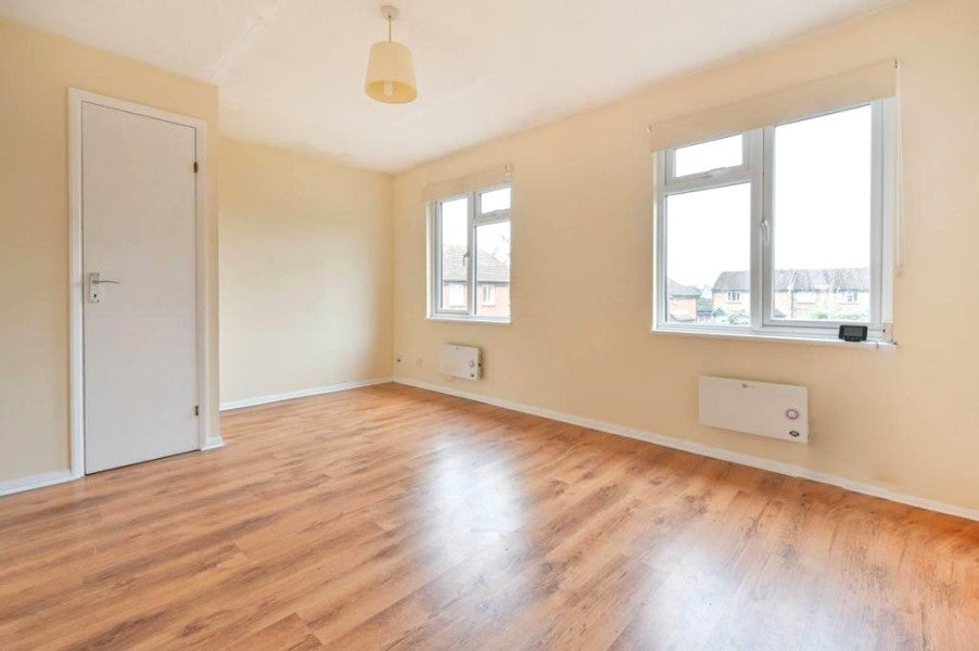 Flat Elder Close in Guildford