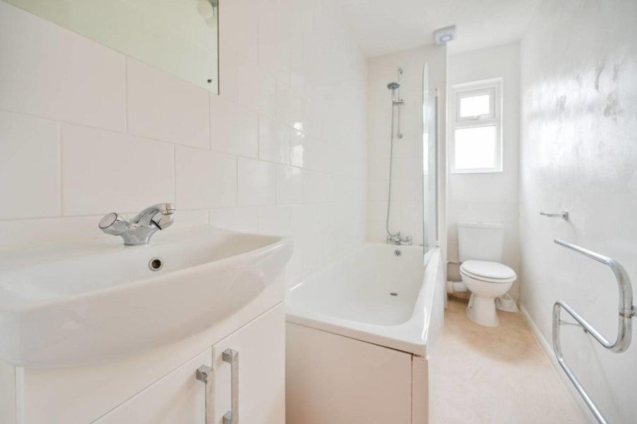 Flat Elder Close in Guildford