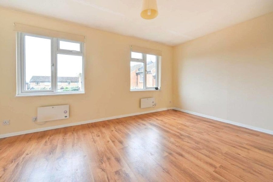 Flat Elder Close in Guildford