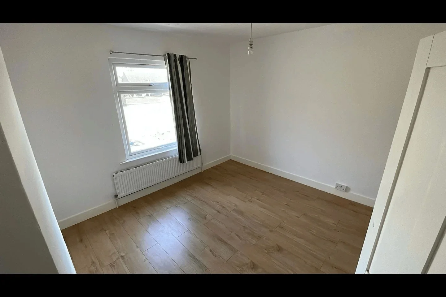 Flat Worplesdon Road in Guildford