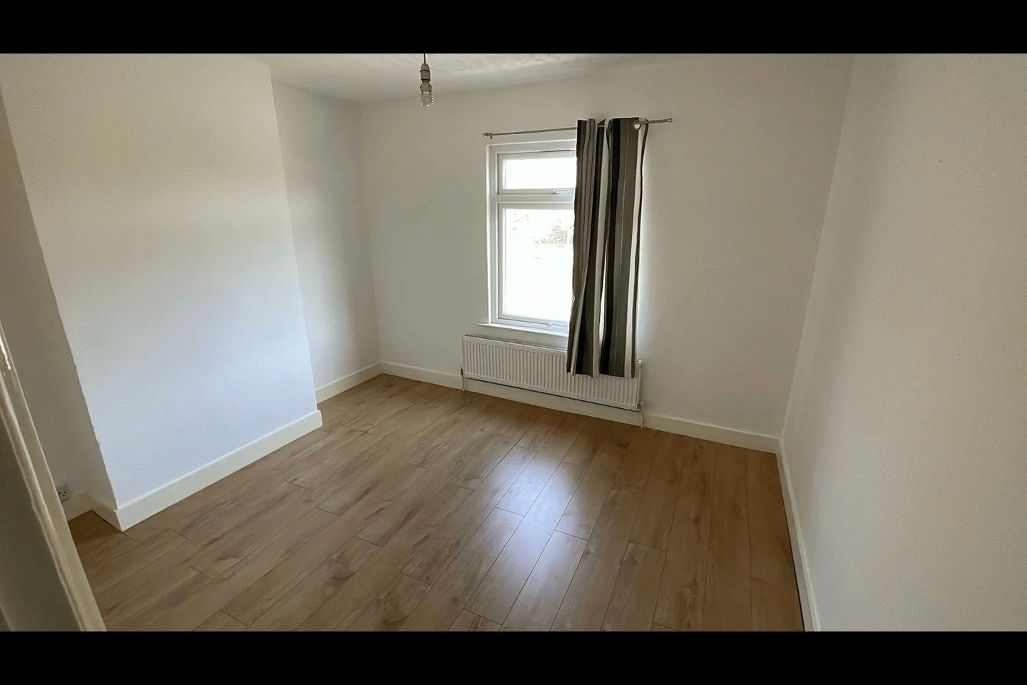 Flat Worplesdon Road in Guildford