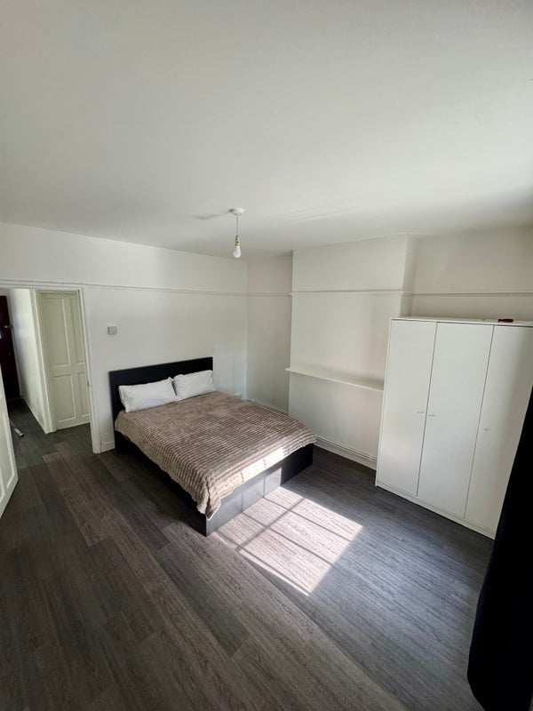Room Wandsworth Road in Greater London