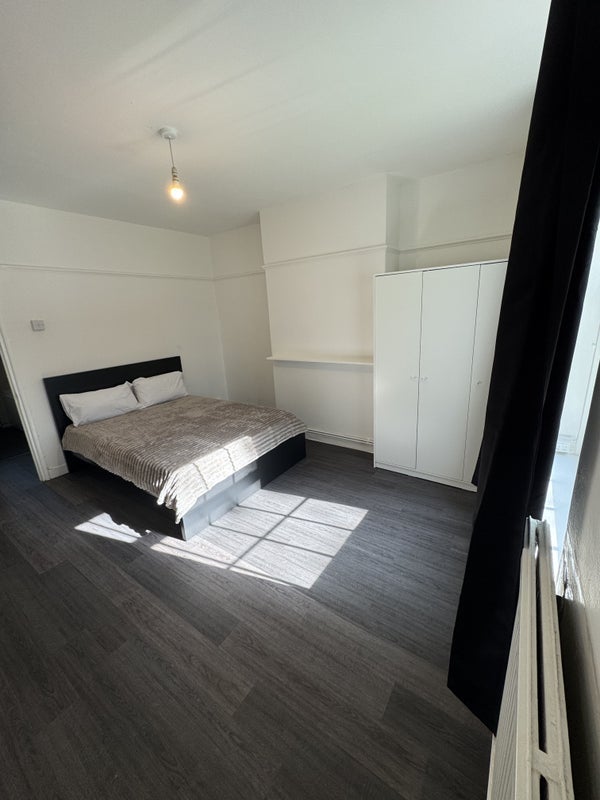Room Wandsworth Road in Greater London