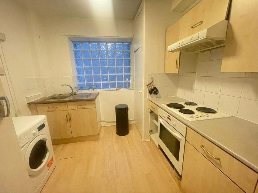 Flat Drummond Crescent in Greater London