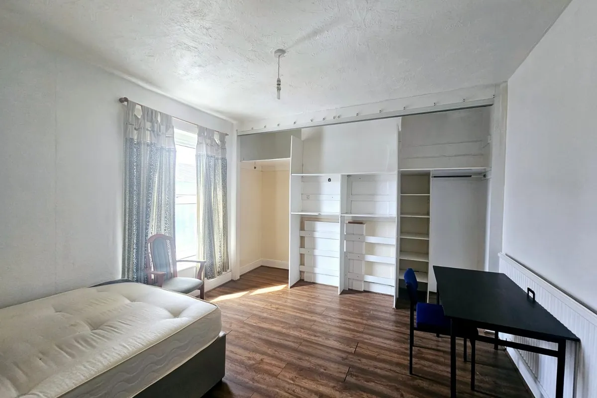 Flat Padwell Road in Southampton