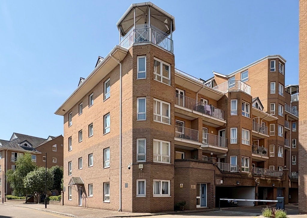 Flat Homer Drive in Greater London