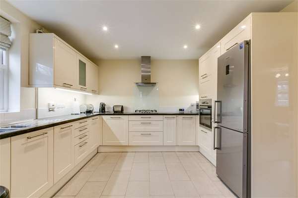 Flat Nightingale Lane in Greater London