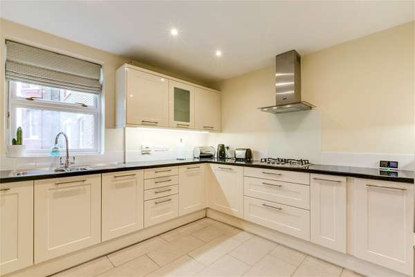 Flat Nightingale Lane in Greater London