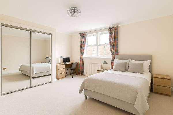 Flat Nightingale Lane in Greater London