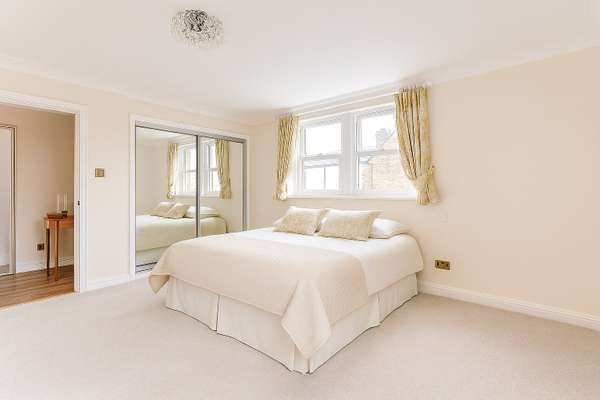 Flat Nightingale Lane in Greater London