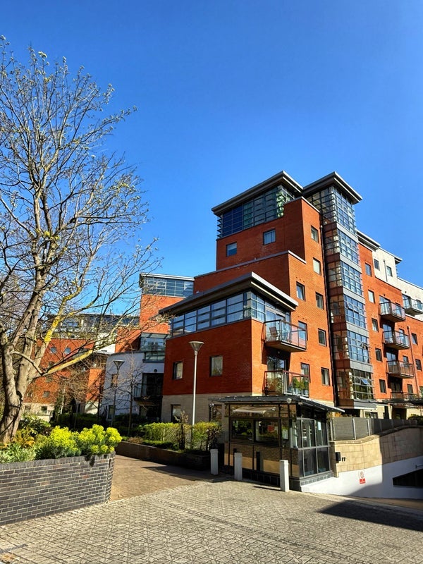 Room Montaigne Close in City of Westminster