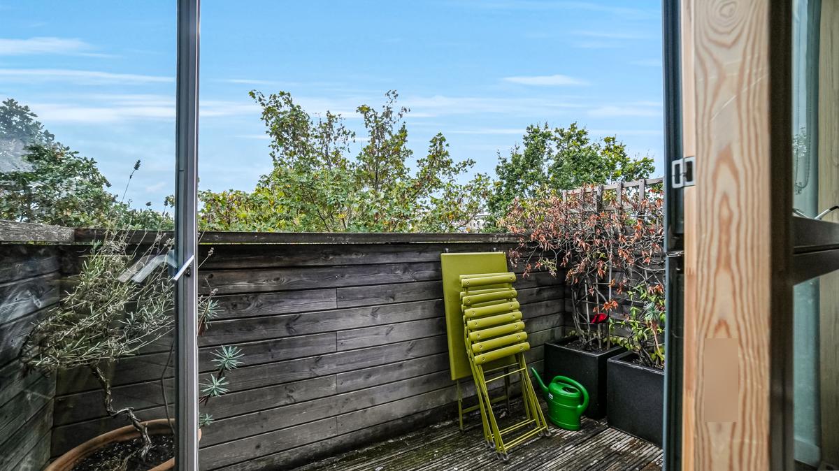 Flat Bollo Lane in Greater London