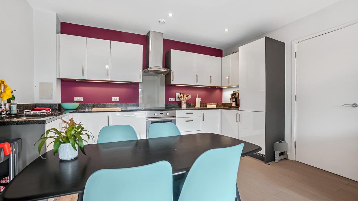 Flat Bollo Lane in Greater London