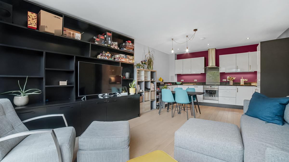 Flat Bollo Lane in Greater London