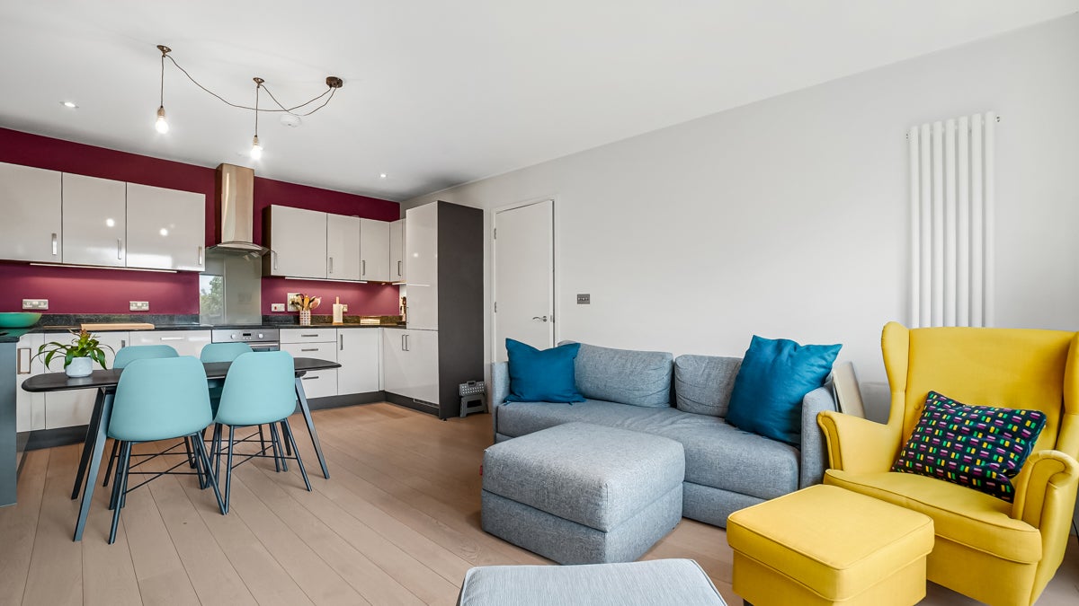 Flat Bollo Lane in Greater London