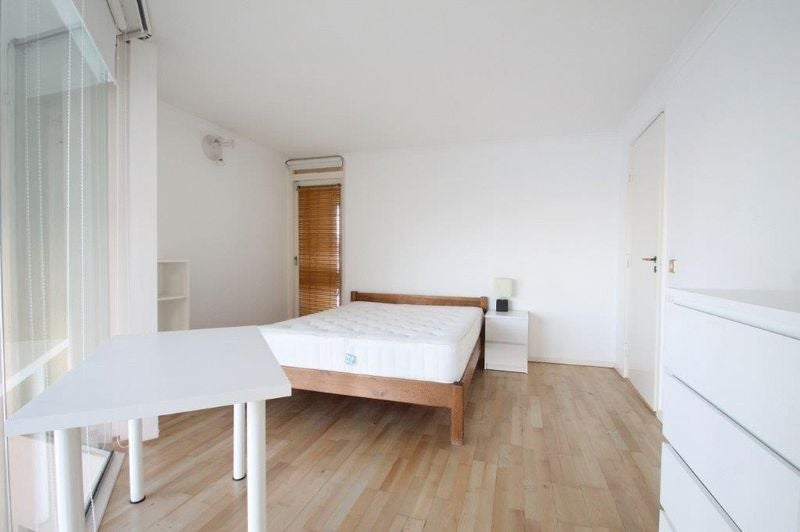 Flat Durand's Wharf in Greater London