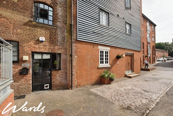 Flat Weir Court in Canterbury