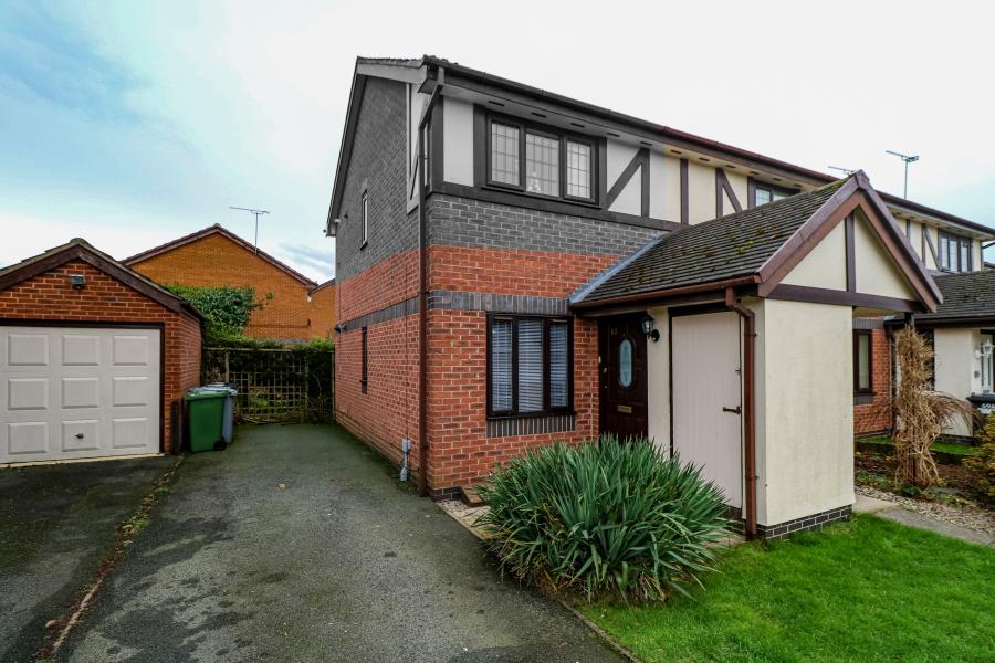 Flat Kestrel Drive in Leighton