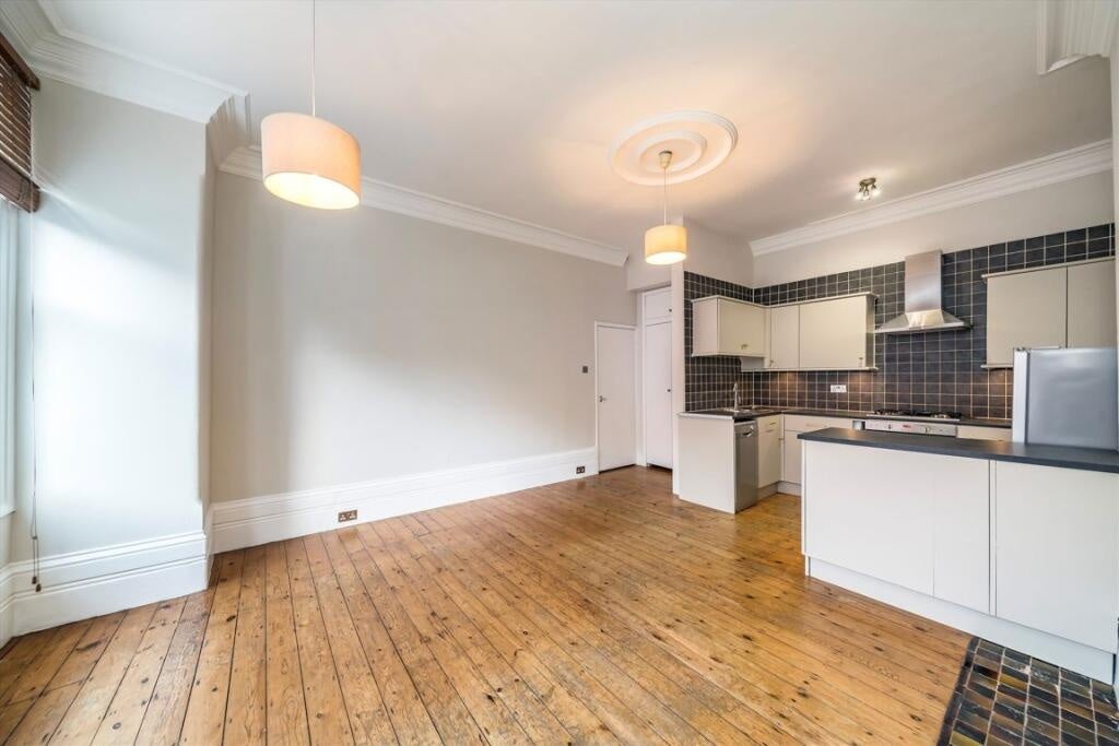 Flat Veronica Road in Greater London