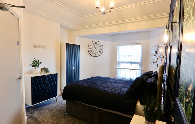 Room Bond Street in Wakefield