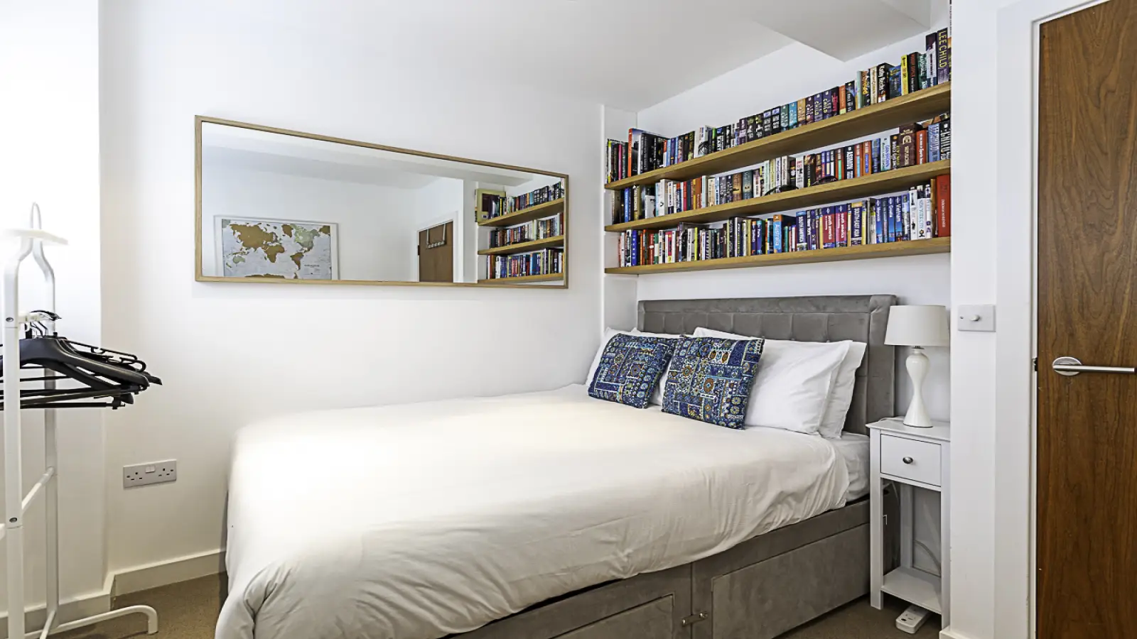 Flat Gorsuch Place in Greater London